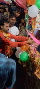 रसेमर में श्री कृष्ण जन्माष्टमी का कार्यक्रम को फीता काटकर शुभारंभ करते ग्राम प्रधान अमन यादव