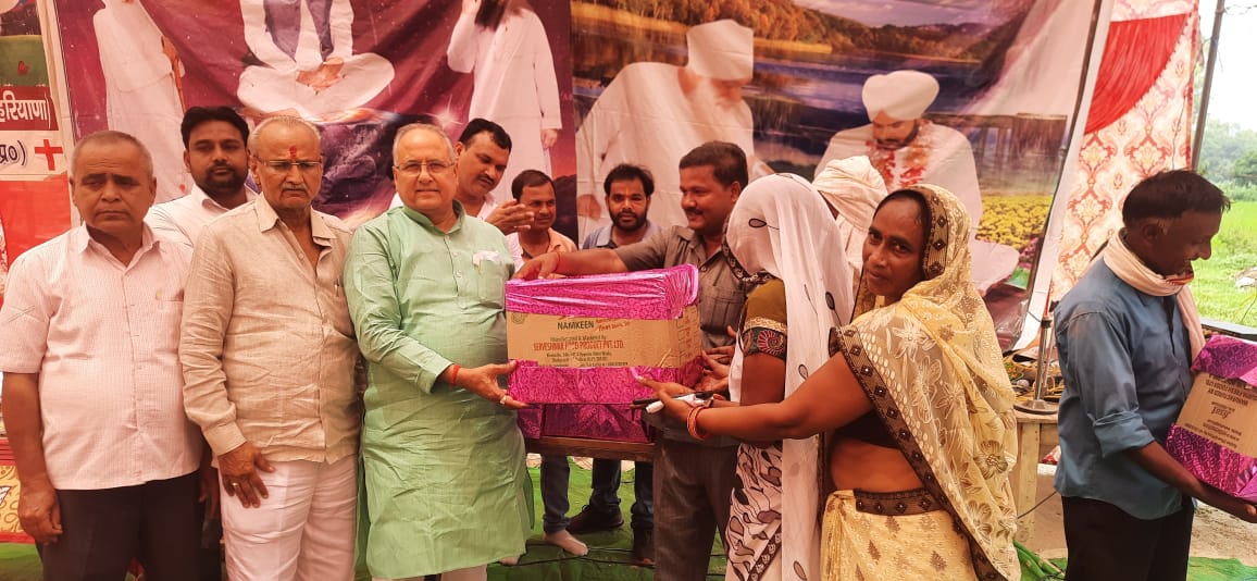 महर मई गांव में लोगों को खाद्यान्न किट के साथ व अन्य सामान वितरण करते क्षेत्रीय विधायक रामनरेश अग्निहोत्री।