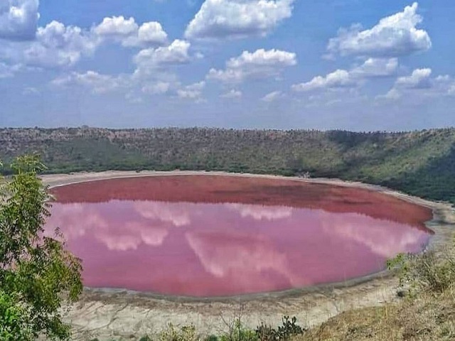 लोनार झील