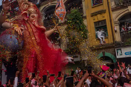 शुक्रवार (farewell to ganpati) को देशभर में अनंत चतुर्दशी के मौके पर गणपति को विदाई (farewell to ganpati) दी गई। महाराष्ट्र में बप्पा को विदाई देने के लिए भक्तों का सैलाब उमड़ पड़ा।