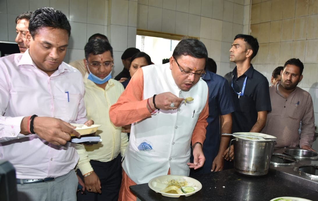 मरीजों को दिये जाने वाले भोजन को स्वयं चखकर गुणवत्ता परखी