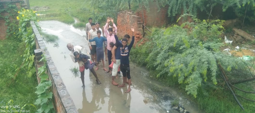 किशनी नगर के मोहल्ला कृष्णानगर में जलभराव दिखाते वार्डवासी