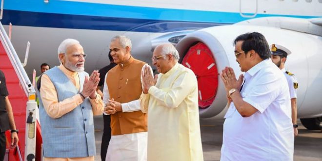 अहमदाबाद हवाईअड्डे पर पहुंचने पर गुजरात के राज्यपाल आचार्य देवव्रत और मुख्यमंत्री भूपेंद्रभाई पटेल प्रधानमंत्री नरेंद्र मोदी की अगवानी करते हुए.