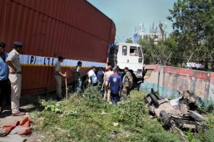 वडोदरा में एक कंटेनर ट्रक और एक तिपहिया वाहन की टक्कर के बाद वाहनों के क्षतिग्रस्त अवशेष। दुर्घटना में कम से कम पांच लोगों की मौत हो गई।