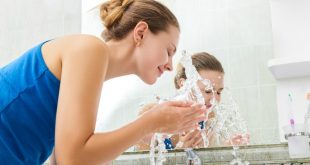 गरम पानी से नहीं धोएं चेहरा