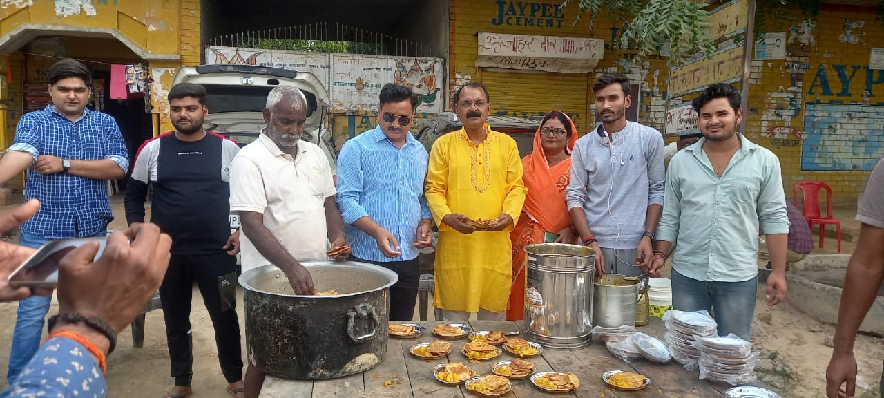 प्रसाद वितरण करते भक्तगण