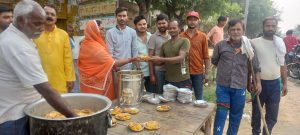 प्रसाद वितरण करते भक्तगण
