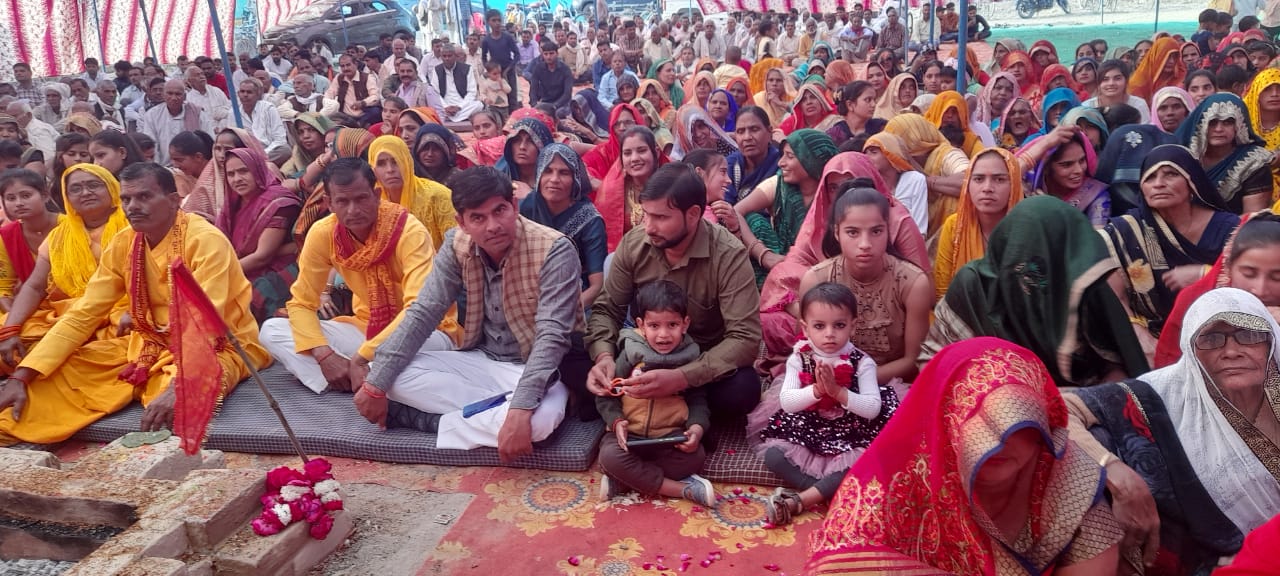 अलीपुर में चल रही भागवत कथा में उपस्थित भक्तजन।
