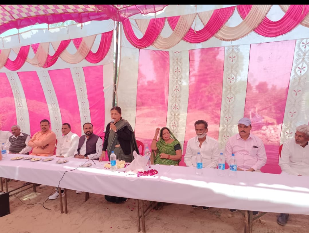 किशनी के ऊंचा इस्लामावाद में नुक्कड़ सभा को संबोधित करती पूर्व मंत्री अर्चना पाण्डेय