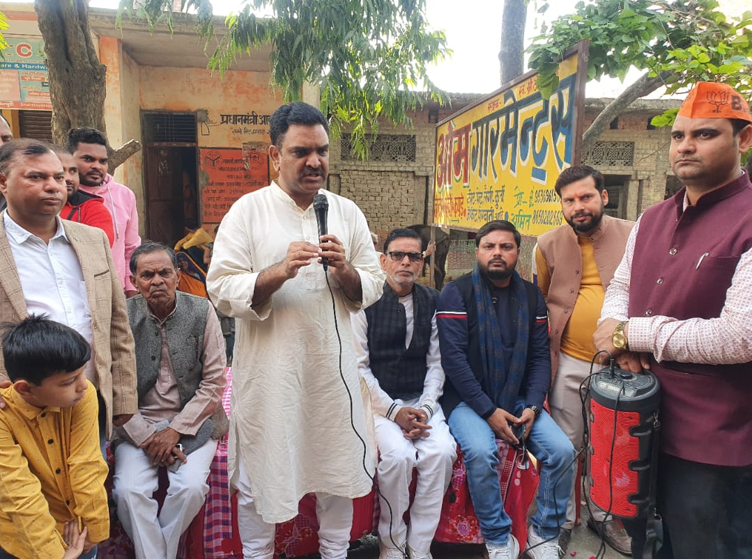 किशनी के मोहल्ला गढ़ी में नुक्कड़ सभा को सम्बोधित करते राज्यमंत्री असीम अरुण
