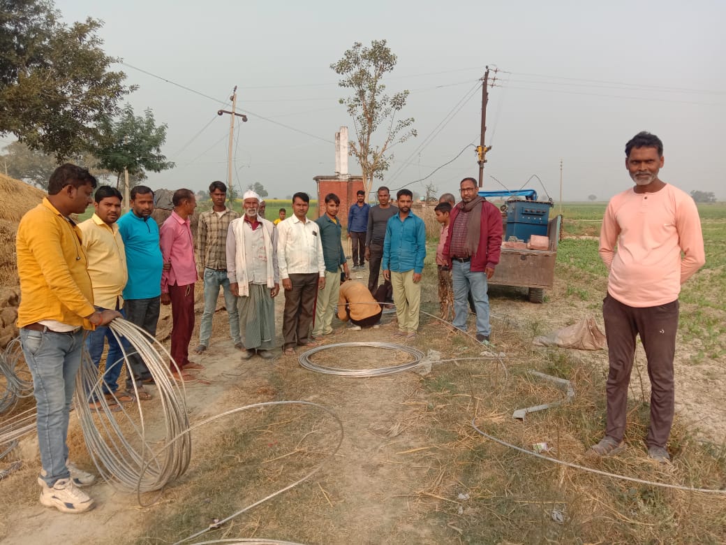 नई लाइन के लिए कार्य करते विद्युत कर्मचारी