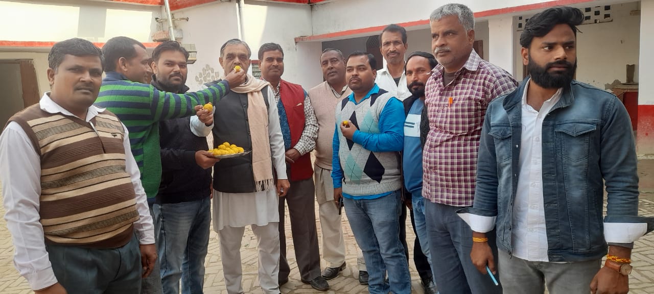 कुसमरा में डिंपल की जीत का जश्न मनाते युवा