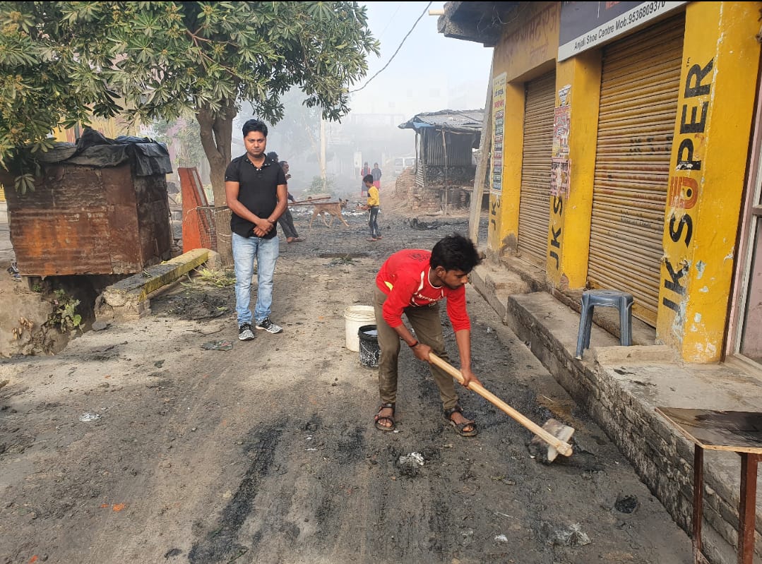 -किशनी माइनर की लापरवाही से सफाई के बाद सड़कों पर फैला कीचड़
