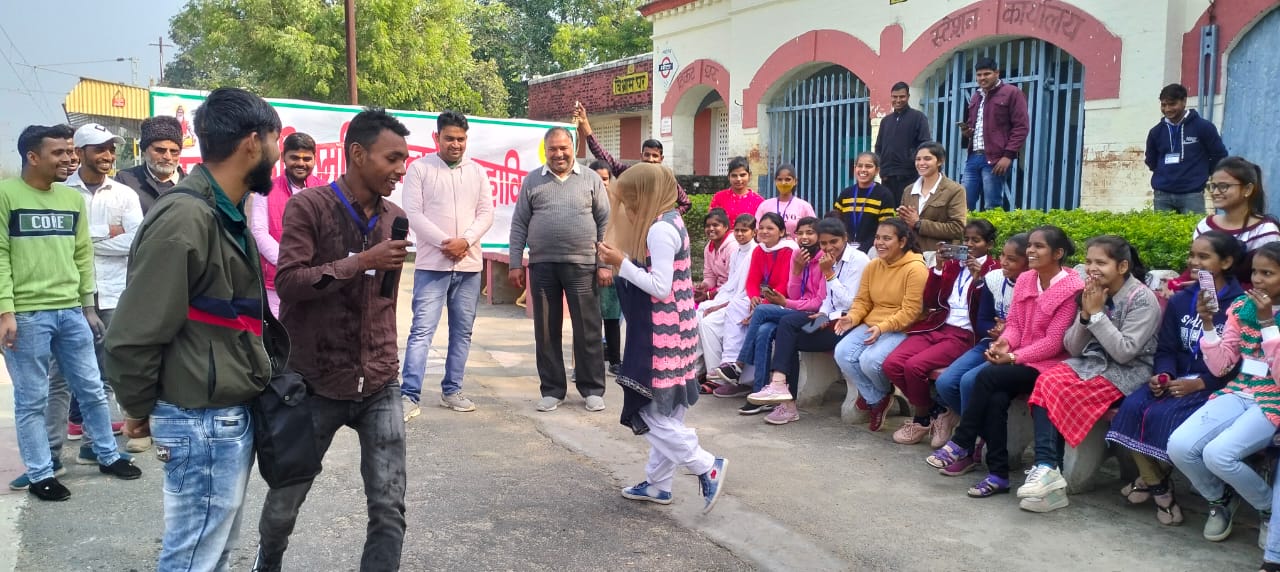मोटा रेलवे स्टेशन पर नुक्कड़ नाटक के तहत लोगों को जागरूक करते एनएसएस वॉलिंटियर्स