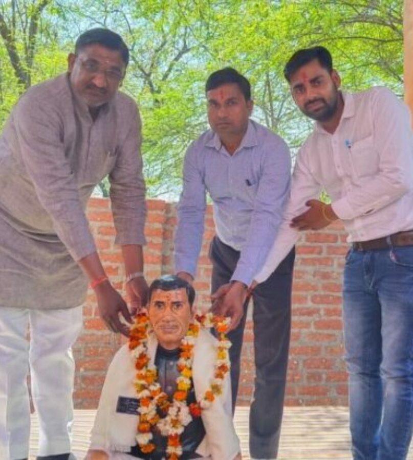फोटो-नगला पूसे घिरोर में देवीदयाल की मूर्ति का अनावरण करते ब्लाक प्रमुख व तहसीलदार