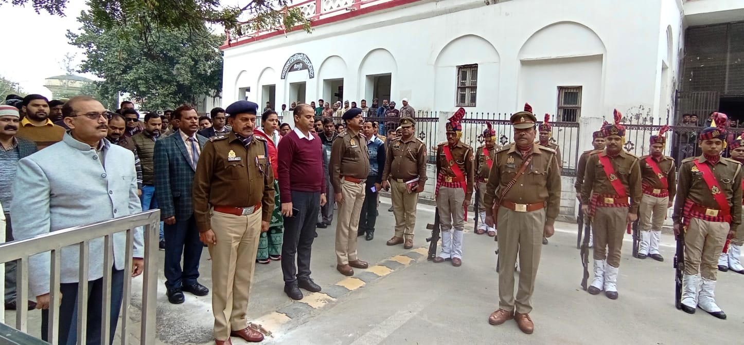 शहीद दिवस के अवसर पर जिलाधिकारी अविनाश कृष्ण सिंह ने कलैक्ट्रेट स्थित शहीद स्मारक पर 02 मिनट का मौन धारण कर शहीदों को श्रद्धा-सुमन