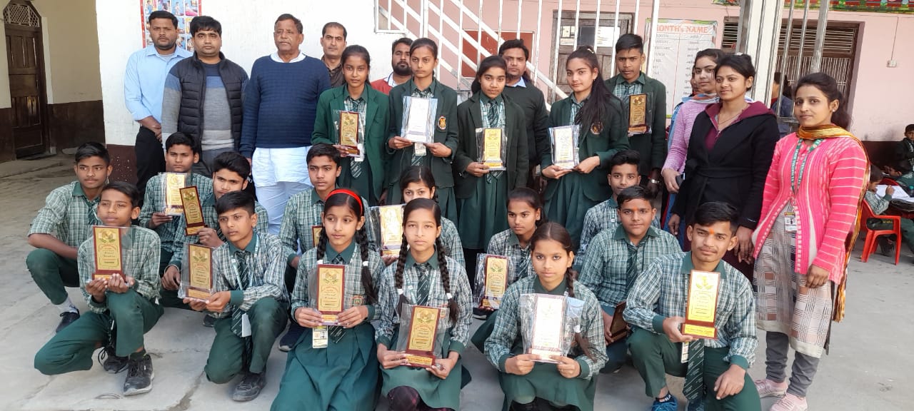कुसमरा के आर एस स्कूल में गुरुजनों के साथ पेतिभागी बच्चे।