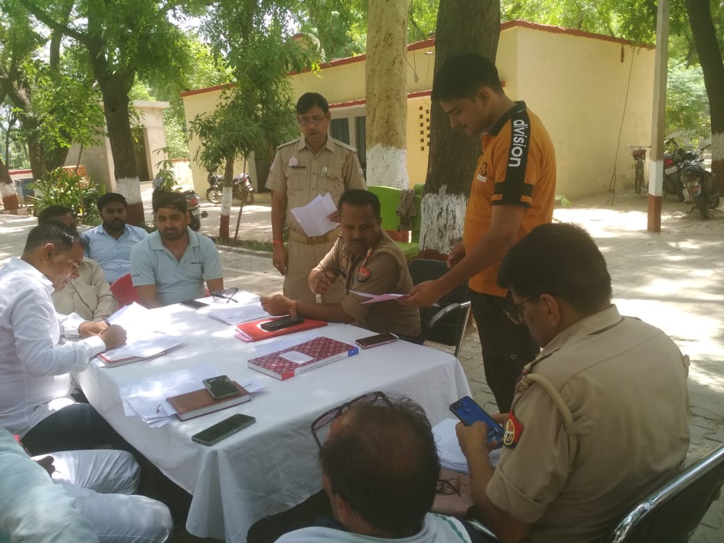 समाधान दिवस पर थाना अध्यक्ष सुखबीर सिंह और राजस्व विभाग की टीम जन समस्याएं सुनते हुए