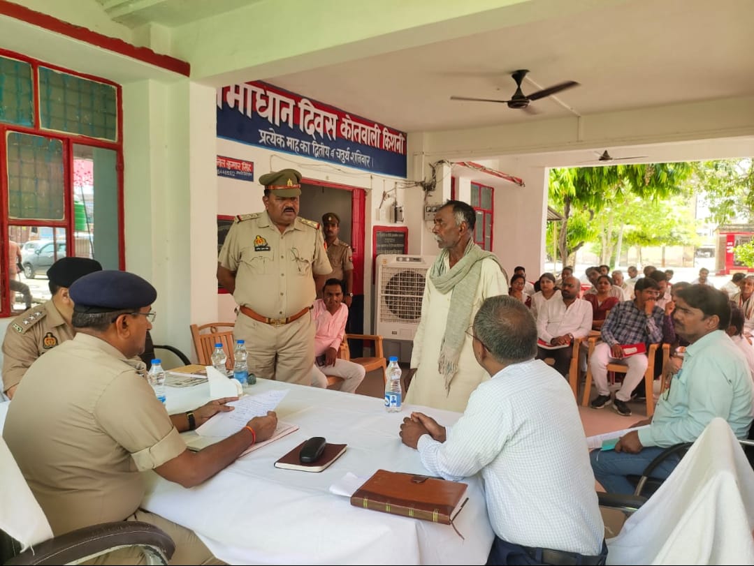 किशनी तहसील क्षेत्र की ग्रामसभा बरा (कूंडी)में आयोजित किसान पंचायत में पदाधिकारियों को प्रमाण पत्र देते जिलाध्यक्ष अनुरूद्ध दुबे