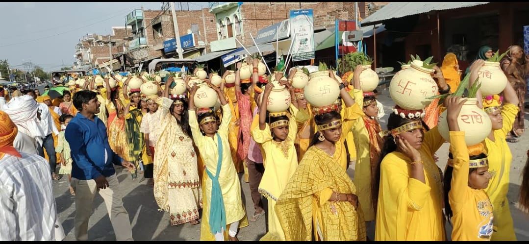 किशनी के रामनगर में भागवत के पहले कलश यात्रा निकालते लोग