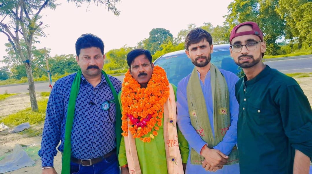 भारतीय किसान यूनियन भानु के राष्ट्रीय उपाध्यक्ष प्रभात कुशवाह का स्वागत करते लोग।