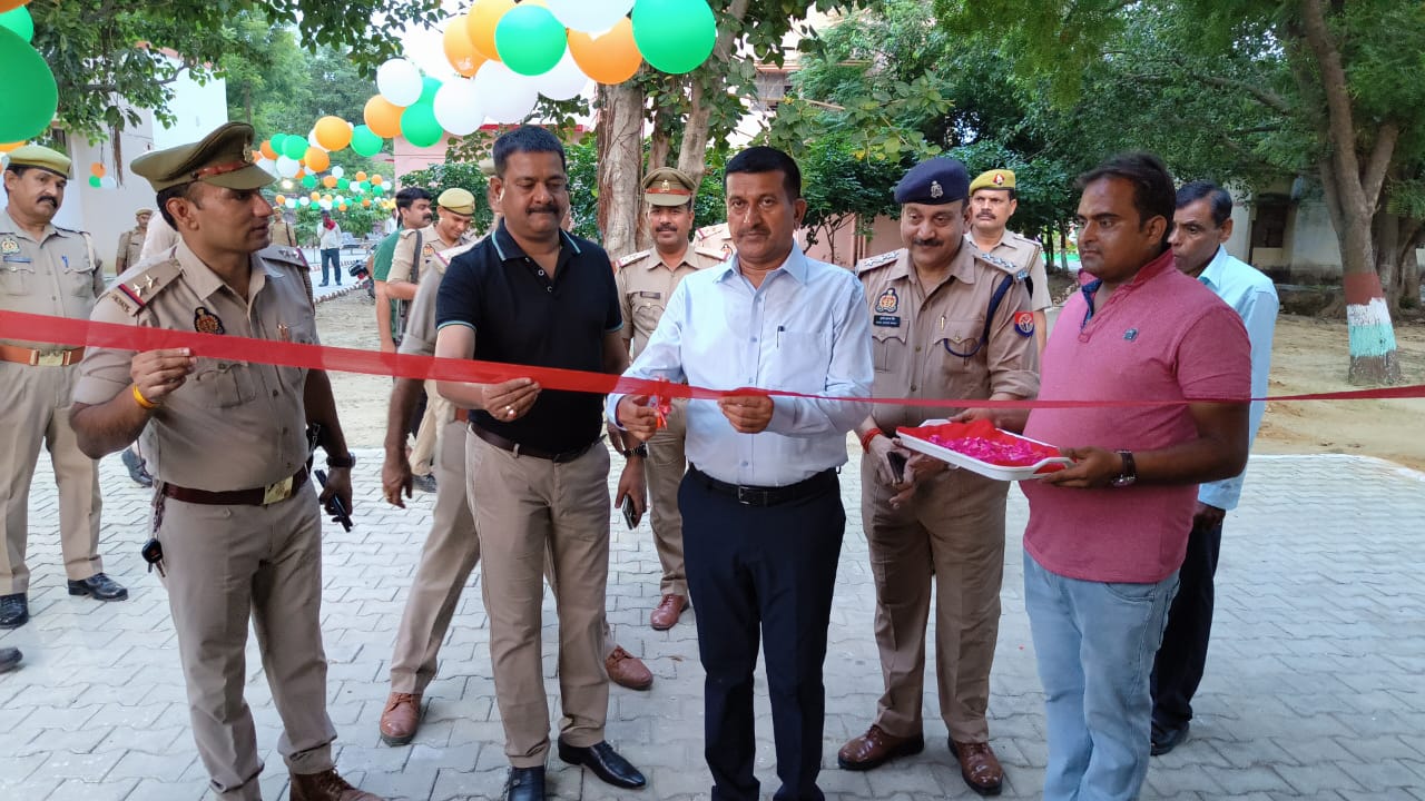 आधुनिक माल खाने का निरीक्षण करते पुलिस अधीक्षक मैनपुरी