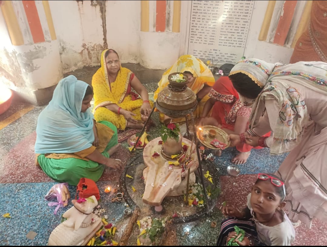 किशनी में थाने के सामने सिद्धपीठ रुस्तमेश्वर नाथ शिव मंदिर पर पूजा करती महिलाएं