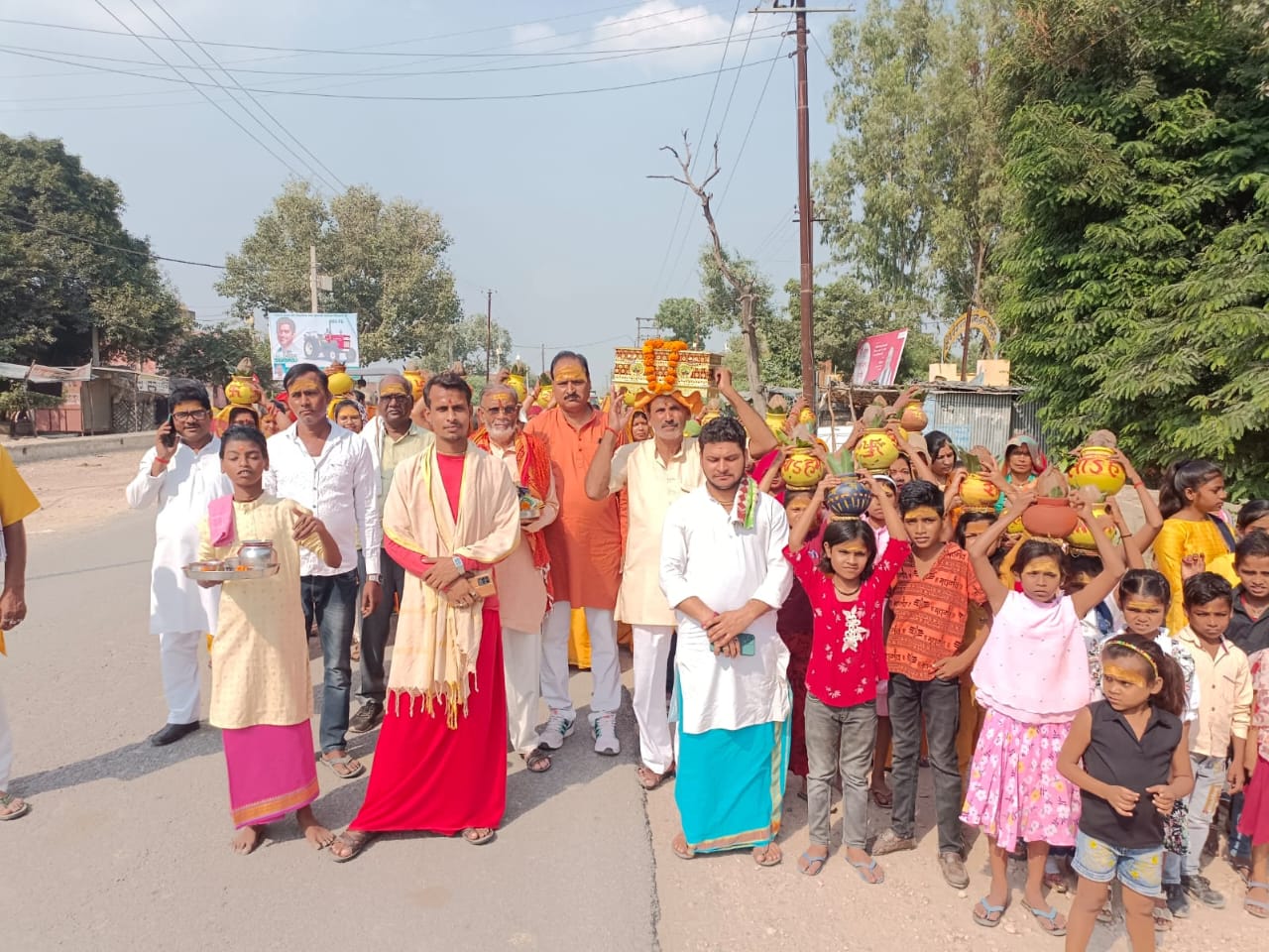 रविवार को किशनी सोहम आश्रम पर भागवत से पूर्व कलश यात्रा निकालते भक्तगण