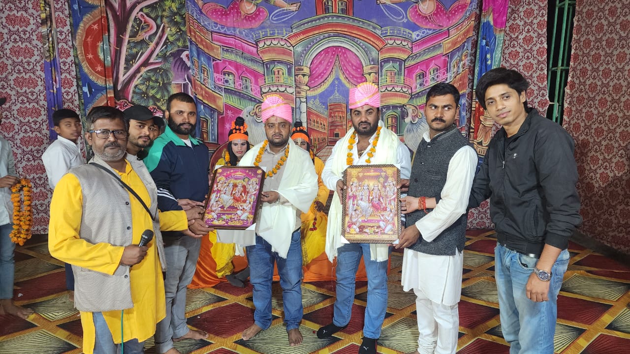 किशनी के गांव कृपालपुर रामलीला के समापन पर जिला पंचायत सदस्य को सम्मानित करते आयोजक