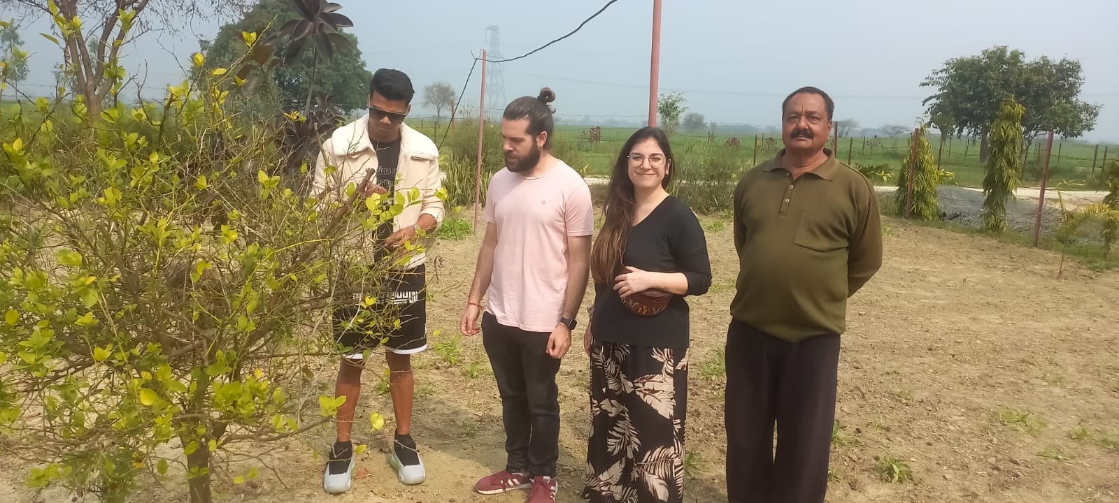 किशनी के डीपीआईएस में खेल प्रतियोगिता का शुभारंभ करते समाजसेवी रामनरेश गुप्ता