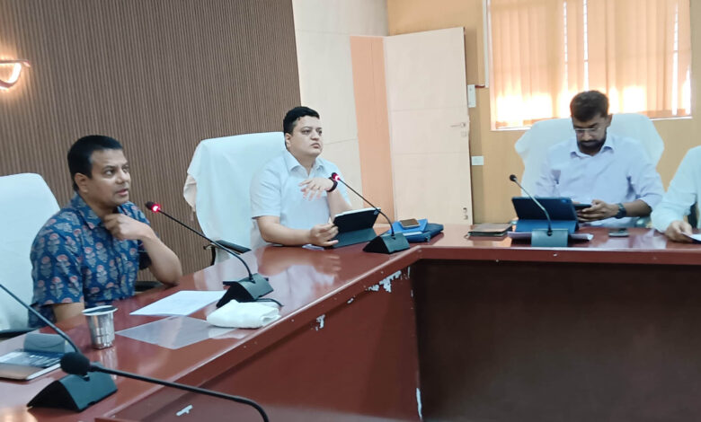 आयुक्त सभागार में बैठक करते मण्डलायुक्त गौरव दयाल , अयोध्या में श्रद्धालुओं को बेहतर सुविधाएं उपलब्ध कराये जाने हेतु की जा रही तैयारियों की हुई समीक्षा
