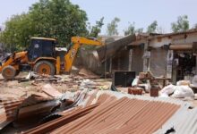 पड़िला हवाई पट्टी से गरजा बुलडोजर, हटा अतिक्रमण