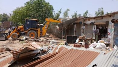 पड़िला हवाई पट्टी से गरजा बुलडोजर, हटा अतिक्रमण