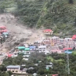 उत्तराखंड के उत्तरकाशी जिले में हरसिल के निकट धराली क्षेत्र में मंगलवार को शक्तिशाली बादल फटने से एक गांव बह गया और कई लोग लापता हो गए। जलस्तर में अचानक वृद्धि, विशेष रूप से धराली के पास खीर गढ़ में, स्थानीय बाज़ार क्षेत्र में भारी नुकसान पहुँचा। उत्तराखंड पुलिस ने पुष्टि की है कि पुलिस, अग्निशमन विभाग, राज्य आपदा प्रतिक्रिया बल (एसडीआरएफ) और भारतीय सेना की टीमों के साथ बचाव और राहत कार्य जारी है। पुलिस ने एक परामर्श में कहा, "खीर गढ़ में बढ़ते जलस्तर के कारण धराली बाज़ार क्षेत्र में नुकसान की खबरें मिली हैं। पुलिस, अग्निशमन विभाग, एसडीआरएफ, सेना और अन्य बचाव दल अभियान में लगे हुए हैं।" निवासियों से नदी के किनारे जाने से बचने और बच्चों व पशुओं की सुरक्षा सुनिश्चित करने का आग्रह किया गया है। मुख्यमंत्री पुष्कर सिंह धामी ने स्थिति पर गहरी चिंता व्यक्त की और कहा कि सभी एजेंसियां युद्ध स्तर पर काम कर रही हैं। धामी ने एक्स पर कहा, "धराली क्षेत्र में बादल फटने से हुए भारी नुकसान की खबर बेहद दुखद है। एसडीआरएफ, एनडीआरएफ और जिला प्रशासन तत्काल राहत और बचाव कार्य चला रहे हैं।" उन्होंने आगे कहा कि वह वरिष्ठ अधिकारियों के लगातार संपर्क में हैं। यद्यपि अभी तक मृतकों की आधिकारिक संख्या की पुष्टि नहीं हुई है, लेकिन लापता लोगों की तलाश जारी है। घटना से एक दिन पहले, भारत मौसम विज्ञान विभाग (आईएमडी) ने 4 अगस्त से उत्तरकाशी, पौड़ी गढ़वाल, टिहरी और चमोली सहित उत्तराखंड के कई हिस्सों में “अत्यधिक भारी वर्षा” की चेतावनी जारी की थी। पूर्वानुमान के जवाब में, देहरादून जिला प्रशासन ने 4 अगस्त को कक्षा 12 तक के स्कूलों और सभी आंगनवाड़ी केंद्रों को बंद करने का आदेश दिया था। मुख्यमंत्री ने अलर्ट के बीच तैयारियों का आकलन करने और विकासात्मक गतिविधियों की समीक्षा करने के लिए सभी 13 जिलों के जिलाधिकारियों के साथ एक वर्चुअल बैठक भी की।