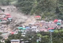 उत्तराखंड के उत्तरकाशी जिले में हरसिल के निकट धराली क्षेत्र में मंगलवार को शक्तिशाली बादल फटने से एक गांव बह गया और कई लोग लापता हो गए। जलस्तर में अचानक वृद्धि, विशेष रूप से धराली के पास खीर गढ़ में, स्थानीय बाज़ार क्षेत्र में भारी नुकसान पहुँचा। उत्तराखंड पुलिस ने पुष्टि की है कि पुलिस, अग्निशमन विभाग, राज्य आपदा प्रतिक्रिया बल (एसडीआरएफ) और भारतीय सेना की टीमों के साथ बचाव और राहत कार्य जारी है। पुलिस ने एक परामर्श में कहा, "खीर गढ़ में बढ़ते जलस्तर के कारण धराली बाज़ार क्षेत्र में नुकसान की खबरें मिली हैं। पुलिस, अग्निशमन विभाग, एसडीआरएफ, सेना और अन्य बचाव दल अभियान में लगे हुए हैं।" निवासियों से नदी के किनारे जाने से बचने और बच्चों व पशुओं की सुरक्षा सुनिश्चित करने का आग्रह किया गया है। मुख्यमंत्री पुष्कर सिंह धामी ने स्थिति पर गहरी चिंता व्यक्त की और कहा कि सभी एजेंसियां युद्ध स्तर पर काम कर रही हैं। धामी ने एक्स पर कहा, "धराली क्षेत्र में बादल फटने से हुए भारी नुकसान की खबर बेहद दुखद है। एसडीआरएफ, एनडीआरएफ और जिला प्रशासन तत्काल राहत और बचाव कार्य चला रहे हैं।" उन्होंने आगे कहा कि वह वरिष्ठ अधिकारियों के लगातार संपर्क में हैं। यद्यपि अभी तक मृतकों की आधिकारिक संख्या की पुष्टि नहीं हुई है, लेकिन लापता लोगों की तलाश जारी है। घटना से एक दिन पहले, भारत मौसम विज्ञान विभाग (आईएमडी) ने 4 अगस्त से उत्तरकाशी, पौड़ी गढ़वाल, टिहरी और चमोली सहित उत्तराखंड के कई हिस्सों में “अत्यधिक भारी वर्षा” की चेतावनी जारी की थी। पूर्वानुमान के जवाब में, देहरादून जिला प्रशासन ने 4 अगस्त को कक्षा 12 तक के स्कूलों और सभी आंगनवाड़ी केंद्रों को बंद करने का आदेश दिया था। मुख्यमंत्री ने अलर्ट के बीच तैयारियों का आकलन करने और विकासात्मक गतिविधियों की समीक्षा करने के लिए सभी 13 जिलों के जिलाधिकारियों के साथ एक वर्चुअल बैठक भी की।