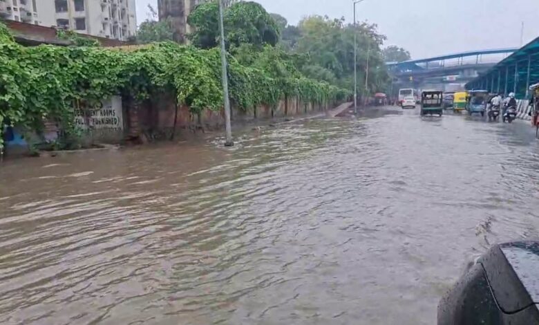 ( भारी बारिश)