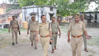 पुलिस अधीक्षक कोतवाली प्रांगण में भ्रमण करते हुए।