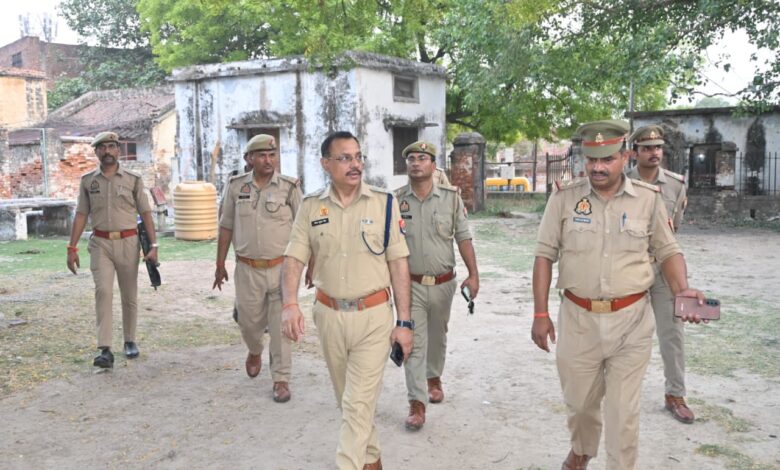 पुलिस अधीक्षक कोतवाली प्रांगण में भ्रमण करते हुए।