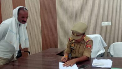 अतिरिक्त कानून इंस्पेक्टर फरियादी की शिकायत सुनते हुए