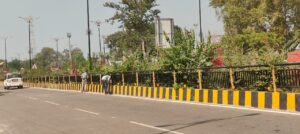 अयोध्या के धर्म पथ पर सुंदरता बिखेरते हुए हाथ: भव्य उत्सवों से पहले मार्ग को आकर्षक रूप देने के लिए डिवाइडर और रेलिंग की पेंटिंग करते श्रमिक।