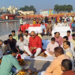 अवध विश्वविद्यालय के कुलपति डॉ. बिजेंद्र सिंह ने दीपोत्सव-2026 के निर्विघ्न आयोजन की कामना के साथ राम की पैड़ी पर वैदिक मंत्रोच्चार के बीच मां सरयू का पूजन-अर्चन किया।