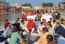 अवध विश्वविद्यालय के कुलपति डॉ. बिजेंद्र सिंह ने दीपोत्सव-2026 के निर्विघ्न आयोजन की कामना के साथ राम की पैड़ी पर वैदिक मंत्रोच्चार के बीच मां सरयू का पूजन-अर्चन किया।