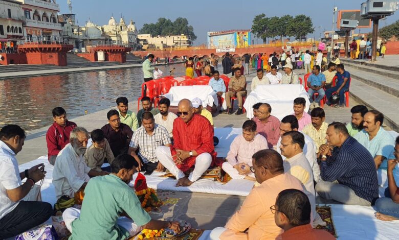 अवध विश्वविद्यालय के कुलपति डॉ. बिजेंद्र सिंह ने दीपोत्सव-2026 के निर्विघ्न आयोजन की कामना के साथ राम की पैड़ी पर वैदिक मंत्रोच्चार के बीच मां सरयू का पूजन-अर्चन किया।